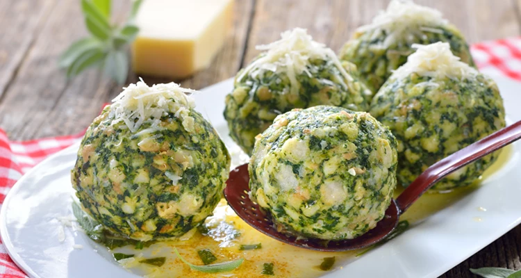 Tiroler Spinatknödel mit Bergkäse